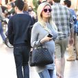 Exclusif - Holly Madison, enceinte, avec son mari Pasquale Rotella et leur fille Rainbow Rotella font du shopping à Hollywood le 12 Mars 2016.