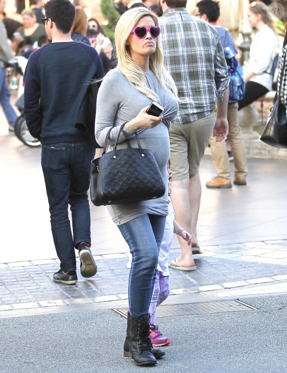 Exclusif - Holly Madison, enceinte, avec son mari Pasquale Rotella et leur fille Rainbow Rotella font du shopping à Hollywood le 12 Mars 2016.