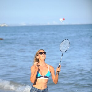 Denise Richards s'amuse sur la plage avec un ami sur la plage Los Angeles, le 9 août 2016