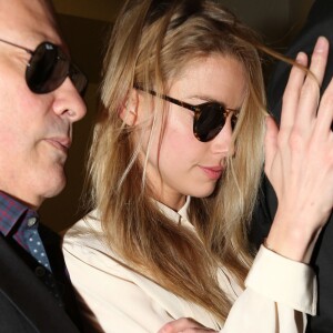 Amber Heard arrive à Century City pour faire une déposition dans l'affaire qui l'oppose à son mari Johnny Depp pour violence conjugale et sa demande de divorce, elle est arrivée avec une heure et demie de retard alors que son avocate Samantha Spector l'attendait devant les bureaux à Century City le 6 août 2016.