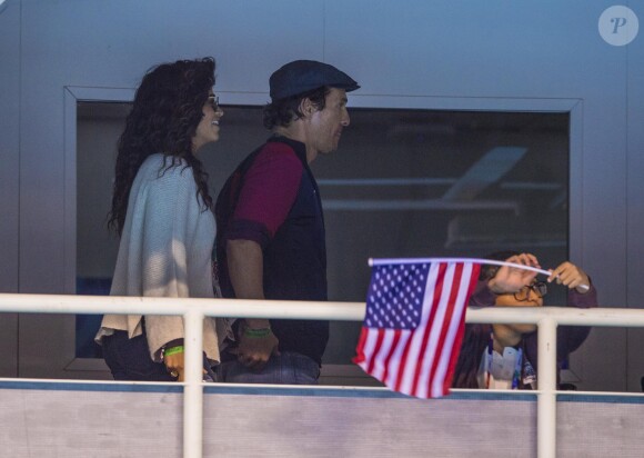 Matthew McConaughey avec sa femme Camila Alves assistent à la deuxième demi-finale du 200m masculin quatre nages individuel au stade olympique de natation aux Jeux Olympiques (JO) de Rio 2016 à Rio de Janeiro, Brésil, le 10 août 2016.