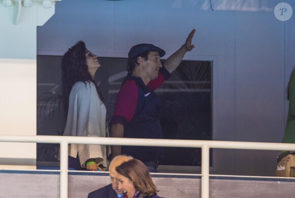 Matthew McConaughey avec sa femme Camila Alves assistent à la deuxième demi-finale du 200m masculin quatre nages individuel au stade olympique de natation aux Jeux Olympiques (JO) de Rio 2016 à Rio de Janeiro, Brésil, le 10 août 2016.