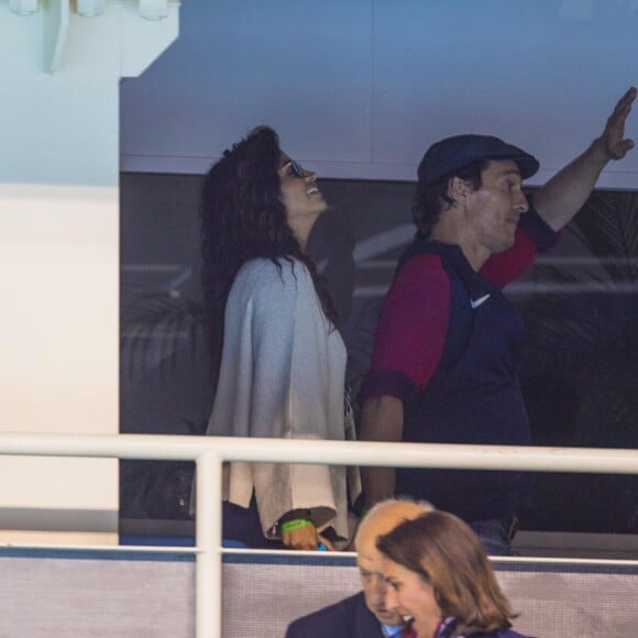 Matthew McConaughey avec sa femme Camila Alves assistent à la deuxième demi-finale du 200m masculin quatre nages individuel au stade olympique de natation aux Jeux Olympiques (JO) de Rio 2016 à Rio de Janeiro, Brésil, le 10 août 2016.