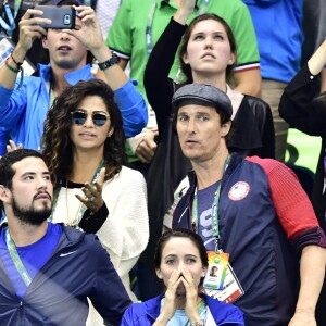 Matthew McConaughey avec sa femme Camila Alves assistent à la deuxième demi-finale du 200m masculin quatre nages individuel au stade olympique de natation aux Jeux Olympiques (JO) de Rio 2016 à Rio de Janeiro, Brésil, le 10 août 2016.