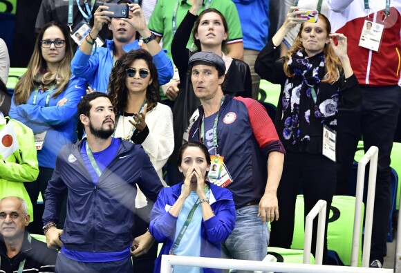 Matthew McConaughey avec sa femme Camila Alves assistent à la deuxième demi-finale du 200m masculin quatre nages individuel au stade olympique de natation aux Jeux Olympiques (JO) de Rio 2016 à Rio de Janeiro, Brésil, le 10 août 2016.