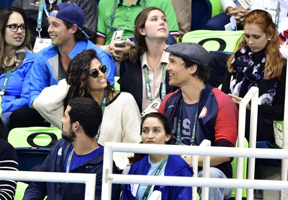 Matthew McConaughey avec sa femme Camila Alves assistent à la deuxième demi-finale du 200m masculin quatre nages individuel au stade olympique de natation aux Jeux Olympiques (JO) de Rio 2016 à Rio de Janeiro, Brésil, le 10 août 2016.