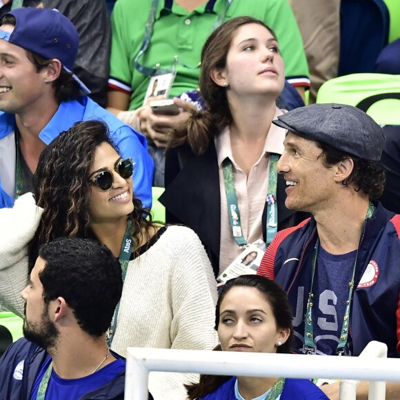 Matthew McConaughey avec sa femme Camila Alves assistent à la deuxième demi-finale du 200m masculin quatre nages individuel au stade olympique de natation aux Jeux Olympiques (JO) de Rio 2016 à Rio de Janeiro, Brésil, le 10 août 2016.