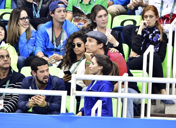 Matthew McConaughey avec sa femme Camila Alves assistent à la deuxième demi-finale du 200m masculin quatre nages individuel au stade olympique de natation aux Jeux Olympiques (JO) de Rio 2016 à Rio de Janeiro, Brésil, le 10 août 2016.