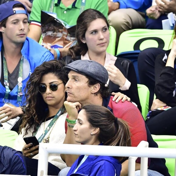 Matthew McConaughey avec sa femme Camila Alves assistent à la deuxième demi-finale du 200m masculin quatre nages individuel au stade olympique de natation aux Jeux Olympiques (JO) de Rio 2016 à Rio de Janeiro, Brésil, le 10 août 2016.