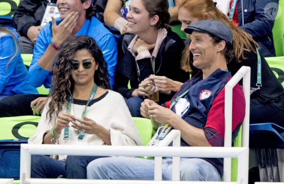 Matthew McConaughey avec sa femme Camila Alves assistent à la deuxième demi-finale du 200m masculin quatre nages individuel au stade olympique de natation aux Jeux Olympiques (JO) de Rio 2016 à Rio de Janeiro, Brésil, le 10 août 2016.