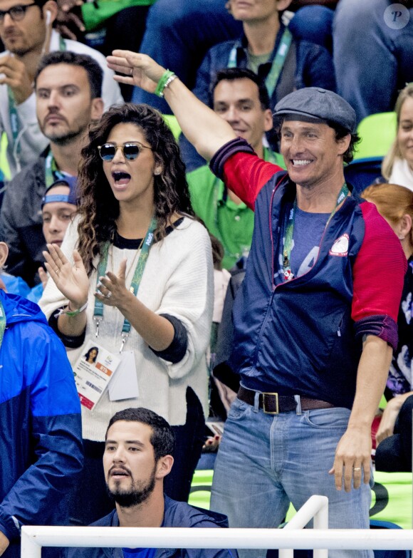 Matthew McConaughey avec sa femme Camila Alves assistent à la deuxième demi-finale du 200m masculin quatre nages individuel au stade olympique de natation aux Jeux Olympiques (JO) de Rio 2016 à Rio de Janeiro, Brésil, le 10 août 2016.