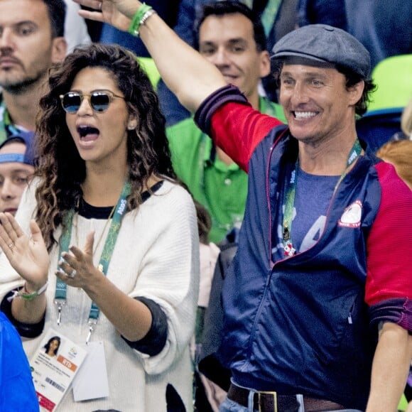 Matthew McConaughey avec sa femme Camila Alves assistent à la deuxième demi-finale du 200m masculin quatre nages individuel au stade olympique de natation aux Jeux Olympiques (JO) de Rio 2016 à Rio de Janeiro, Brésil, le 10 août 2016.