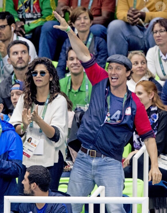 Matthew McConaughey avec sa femme Camila Alves assistent à la deuxième demi-finale du 200m masculin quatre nages individuel au stade olympique de natation aux Jeux Olympiques (JO) de Rio 2016 à Rio de Janeiro, Brésil, le 10 août 2016.