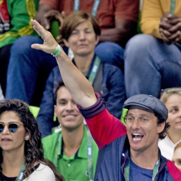 Matthew McConaughey avec sa femme Camila Alves assistent à la deuxième demi-finale du 200m masculin quatre nages individuel au stade olympique de natation aux Jeux Olympiques (JO) de Rio 2016 à Rio de Janeiro, Brésil, le 10 août 2016.