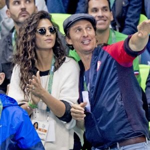 Matthew McConaughey avec sa femme Camila Alves assistent à la deuxième demi-finale du 200m masculin quatre nages individuel au stade olympique de natation aux Jeux Olympiques (JO) de Rio 2016 à Rio de Janeiro, Brésil, le 10 août 2016.