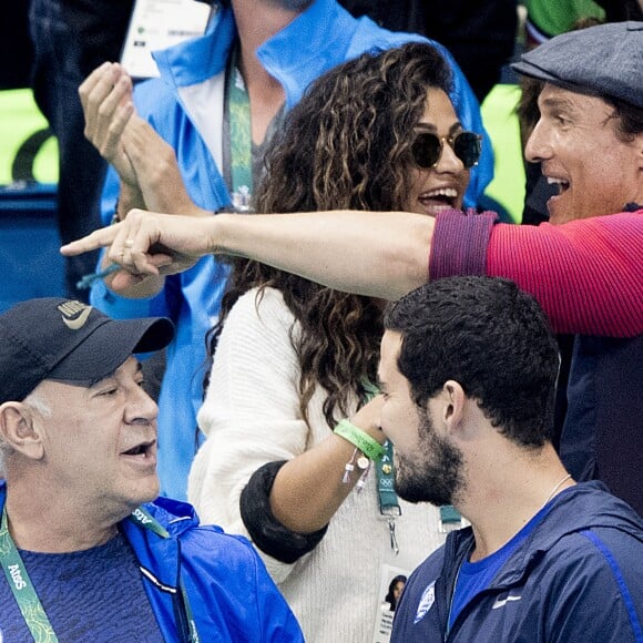 Matthew McConaughey avec sa femme Camila Alves assistent à la deuxième demi-finale du 200m masculin quatre nages individuel au stade olympique de natation aux Jeux Olympiques (JO) de Rio 2016 à Rio de Janeiro, Brésil, le 10 août 2016.