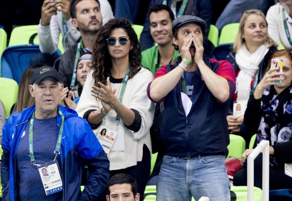 Matthew McConaughey avec sa femme Camila Alves assistent à la deuxième demi-finale du 200m masculin quatre nages individuel au stade olympique de natation aux Jeux Olympiques (JO) de Rio 2016 à Rio de Janeiro, Brésil, le 10 août 2016.