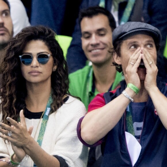 Matthew McConaughey avec sa femme Camila Alves assistent à la deuxième demi-finale du 200m masculin quatre nages individuel au stade olympique de natation aux Jeux Olympiques (JO) de Rio 2016 à Rio de Janeiro, Brésil, le 10 août 2016.