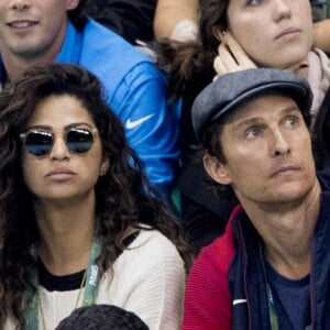 Matthew McConaughey avec sa femme Camila Alves assistent à la deuxième demi-finale du 200m masculin quatre nages individuel au stade olympique de natation aux Jeux Olympiques (JO) de Rio 2016 à Rio de Janeiro, Brésil, le 10 août 2016.