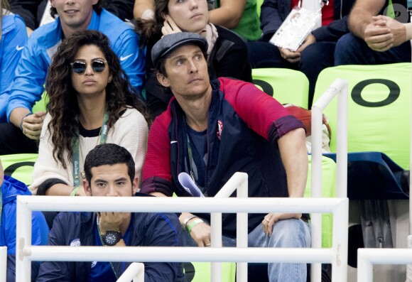 Matthew McConaughey avec sa femme Camila Alves assistent à la deuxième demi-finale du 200m masculin quatre nages individuel au stade olympique de natation aux Jeux Olympiques (JO) de Rio 2016 à Rio de Janeiro, Brésil, le 10 août 2016.