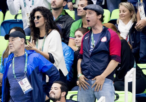 Matthew McConaughey avec sa femme Camila Alves assistent à la deuxième demi-finale du 200m masculin quatre nages individuel au stade olympique de natation aux Jeux Olympiques (JO) de Rio 2016 à Rio de Janeiro, Brésil, le 10 août 2016.