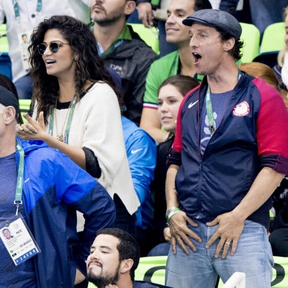 Matthew McConaughey avec sa femme Camila Alves assistent à la deuxième demi-finale du 200m masculin quatre nages individuel au stade olympique de natation aux Jeux Olympiques (JO) de Rio 2016 à Rio de Janeiro, Brésil, le 10 août 2016.