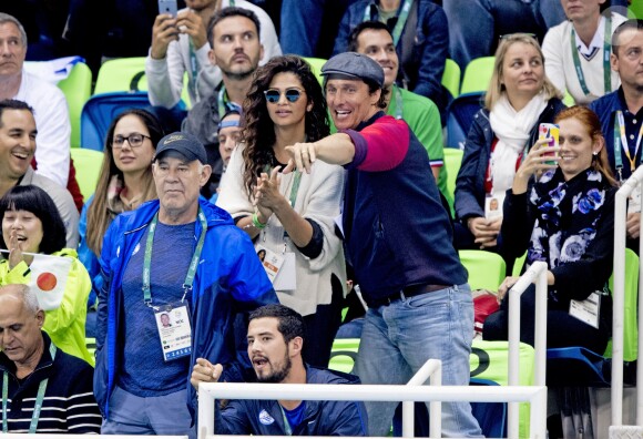 Matthew McConaughey avec sa femme Camila Alves assistent à la deuxième demi-finale du 200m masculin quatre nages individuel au stade olympique de natation aux Jeux Olympiques (JO) de Rio 2016 à Rio de Janeiro, Brésil, le 10 août 2016.