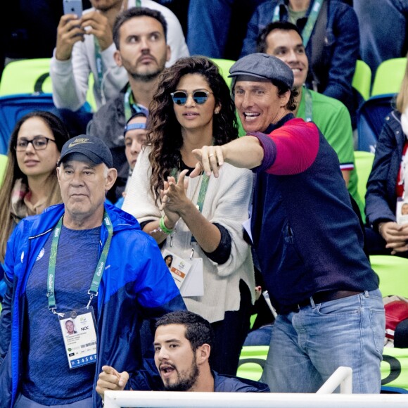 Matthew McConaughey avec sa femme Camila Alves assistent à la deuxième demi-finale du 200m masculin quatre nages individuel au stade olympique de natation aux Jeux Olympiques (JO) de Rio 2016 à Rio de Janeiro, Brésil, le 10 août 2016.