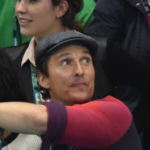 Matthew McConaughey avec sa femme Camila Alves assistent à la deuxième demi-finale du 200m masculin quatre nages individuel au stade olympique de natation aux Jeux Olympiques (JO) de Rio 2016 à Rio de Janeiro, Brésil, le 10 août 2016.