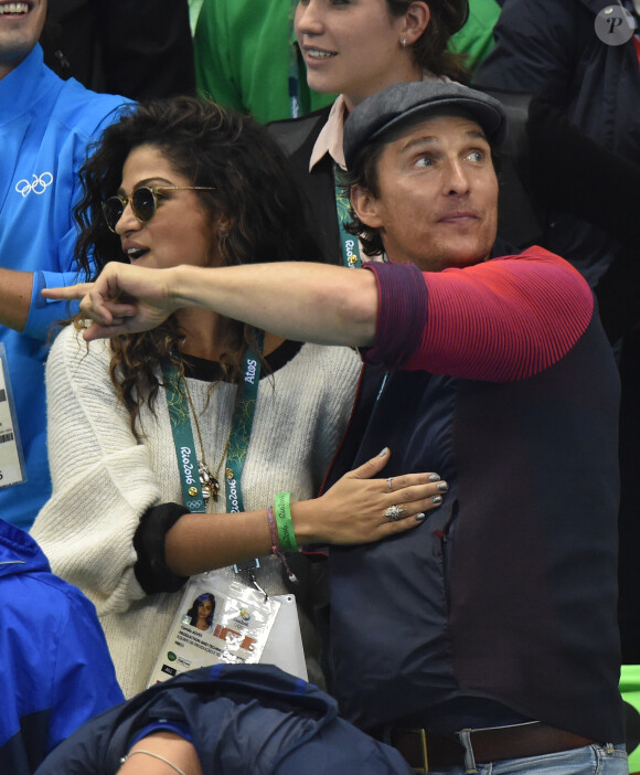 Matthew McConaughey avec sa femme Camila Alves assistent à la deuxième demi-finale du 200m masculin quatre nages individuel au stade olympique de natation aux Jeux Olympiques (JO) de Rio 2016 à Rio de Janeiro, Brésil, le 10 août 2016.