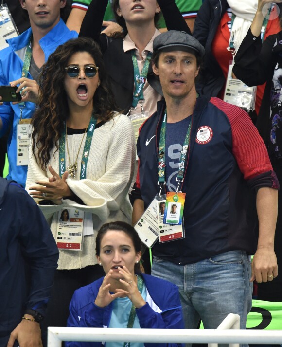 Matthew McConaughey avec sa femme Camila Alves assistent à la deuxième demi-finale du 200m masculin quatre nages individuel au stade olympique de natation aux Jeux Olympiques (JO) de Rio 2016 à Rio de Janeiro, Brésil, le 10 août 2016.