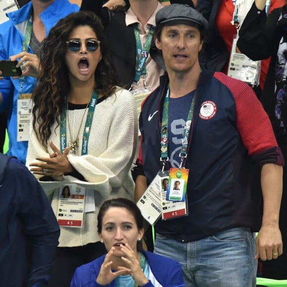 Matthew McConaughey avec sa femme Camila Alves assistent à la deuxième demi-finale du 200m masculin quatre nages individuel au stade olympique de natation aux Jeux Olympiques (JO) de Rio 2016 à Rio de Janeiro, Brésil, le 10 août 2016.