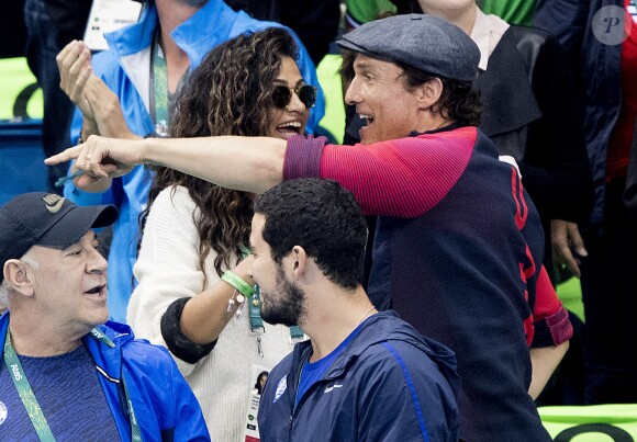Matthew McConaughey avec sa femme Camila Alves assistent à la deuxième demi-finale du 200m masculin quatre nages individuel au stade olympique de natation aux Jeux Olympiques (JO) de Rio 2016 à Rio de Janeiro, Brésil, le 10 août 2016.