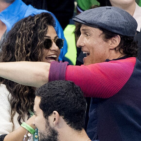 Matthew McConaughey avec sa femme Camila Alves assistent à la deuxième demi-finale du 200m masculin quatre nages individuel au stade olympique de natation aux Jeux Olympiques (JO) de Rio 2016 à Rio de Janeiro, Brésil, le 10 août 2016.