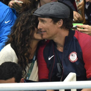 Matthew McConaughey avec sa femme Camila Alves assistent à la deuxième demi-finale du 200m masculin quatre nages individuel au stade olympique de natation aux Jeux Olympiques (JO) de Rio 2016 à Rio de Janeiro, Brésil, le 10 août 2016.