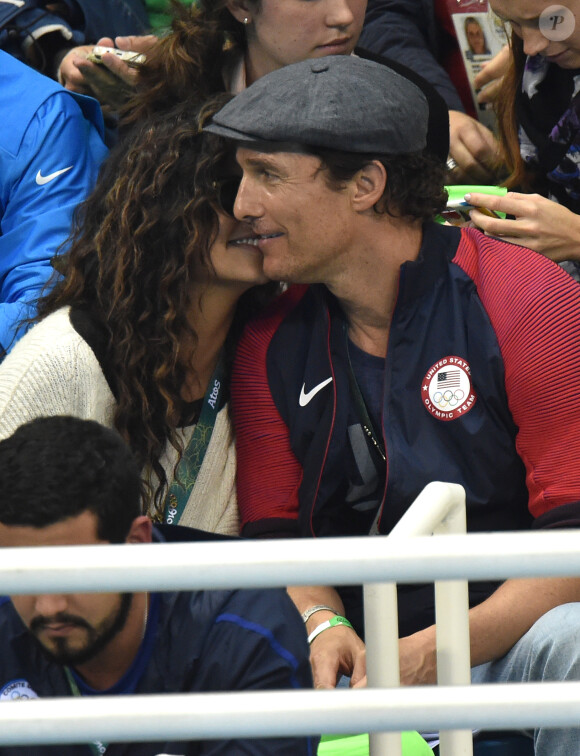 Matthew McConaughey avec sa femme Camila Alves assistent à la deuxième demi-finale du 200m masculin quatre nages individuel au stade olympique de natation aux Jeux Olympiques (JO) de Rio 2016 à Rio de Janeiro, Brésil, le 10 août 2016.