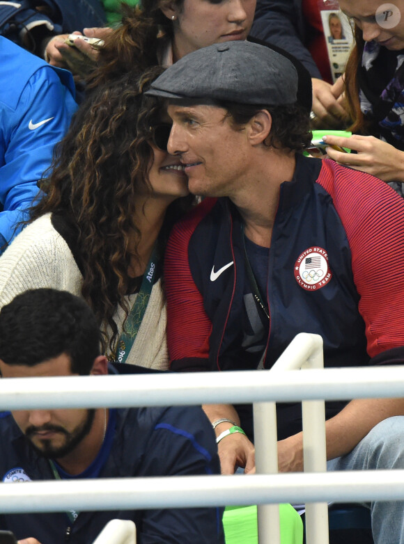 Matthew McConaughey avec sa femme Camila Alves assistent à la deuxième demi-finale du 200m masculin quatre nages individuel au stade olympique de natation aux Jeux Olympiques (JO) de Rio 2016 à Rio de Janeiro, Brésil, le 10 août 2016.