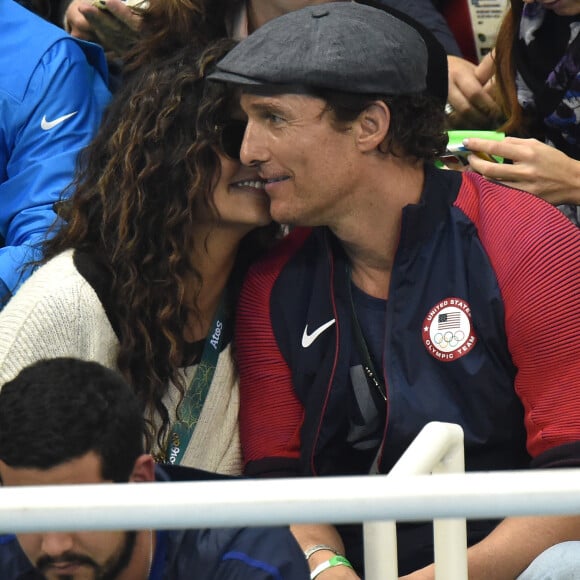 Matthew McConaughey avec sa femme Camila Alves assistent à la deuxième demi-finale du 200m masculin quatre nages individuel au stade olympique de natation aux Jeux Olympiques (JO) de Rio 2016 à Rio de Janeiro, Brésil, le 10 août 2016.