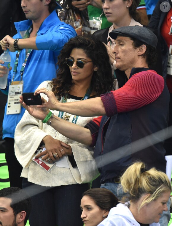 Matthew McConaughey avec sa femme Camila Alves assistent à la deuxième demi-finale du 200m masculin quatre nages individuel au stade olympique de natation aux Jeux Olympiques (JO) de Rio 2016 à Rio de Janeiro, Brésil, le 10 août 2016.