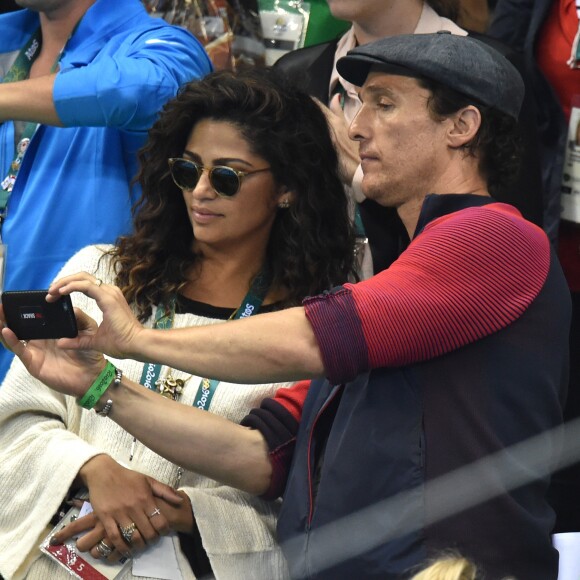 Matthew McConaughey avec sa femme Camila Alves assistent à la deuxième demi-finale du 200m masculin quatre nages individuel au stade olympique de natation aux Jeux Olympiques (JO) de Rio 2016 à Rio de Janeiro, Brésil, le 10 août 2016.