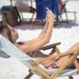 Melissa Lori profite d'un après-midi ensoleillé sur la plage de Miami, le 3 août 2016.