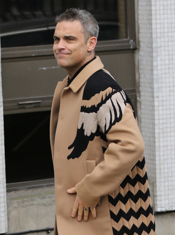 Robbie Williams arrive dans les studios ITV à Londres. Le 10 mars 2016  Robbie Williams seen arriving at ITV Studios in London. On march 10th 201610/03/2016 - Londres