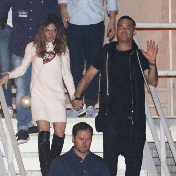 Robbie Williams et sa femme Ayda Field - La chanteuse Adèle à la fenêtre du Wiltern Theatre à Los Angeles après son concert en présence de nombreuses célébrités le 13 février 2016  Adele seen hanging out of her dressing room window at the Wiltern Theatre in Los Angeles after performing a concert in front of celebs. 13/02/201613/02/2016 - Los Angeles