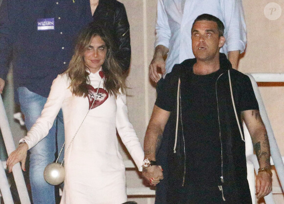 Robbie Williams et sa femme Ayda Field - La chanteuse Adèle à la fenêtre du Wiltern Theatre à Los Angeles après son concert en présence de nombreuses célébrités le 13 février 2016  Adele seen hanging out of her dressing room window at the Wiltern Theatre in Los Angeles after performing a concert in front of celebs. 13/02/201613/02/2016 - Los Angeles