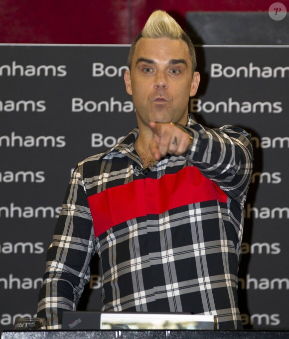 Robbie Williams - Vente aux enchères caritative des objets de Robbie Williams au profit du Donna Louise Children's Hospice chez Bonhams à Londres15/07/2015 - Londres