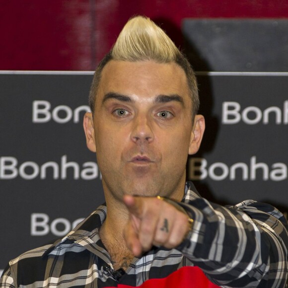 Robbie Williams - Vente aux enchères caritative des objets de Robbie Williams au profit du Donna Louise Children's Hospice chez Bonhams à Londres15/07/2015 - Londres