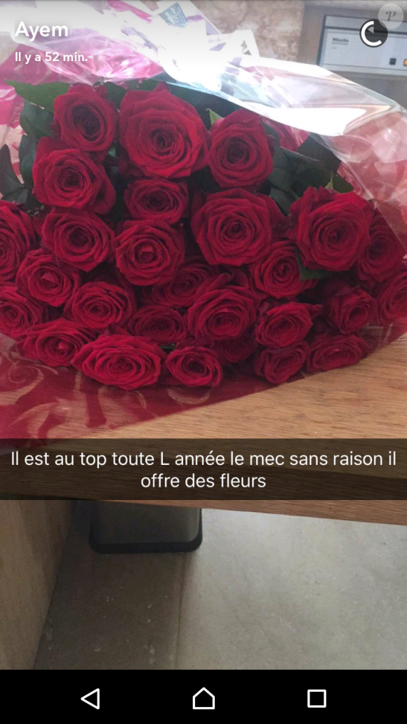 Ayem Nour dévoile le bouquet de roses offert par son compagnon Vincent Miclet, sur Snapchat, samedi 13 août 2016