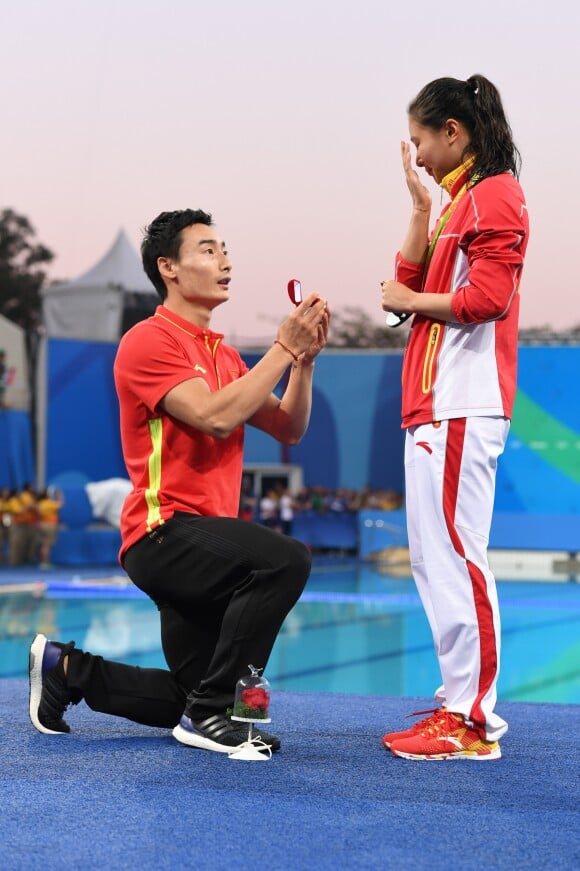 Le plongeur chinois Qin Zai demande en mariage sa chérie la plongeuse He Zi, à Rio de Janeiro, le 14 août 2016