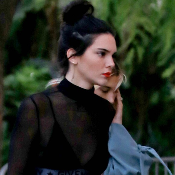 Kendall Jenner se promène à Los Angeles le 6 aout 2016.