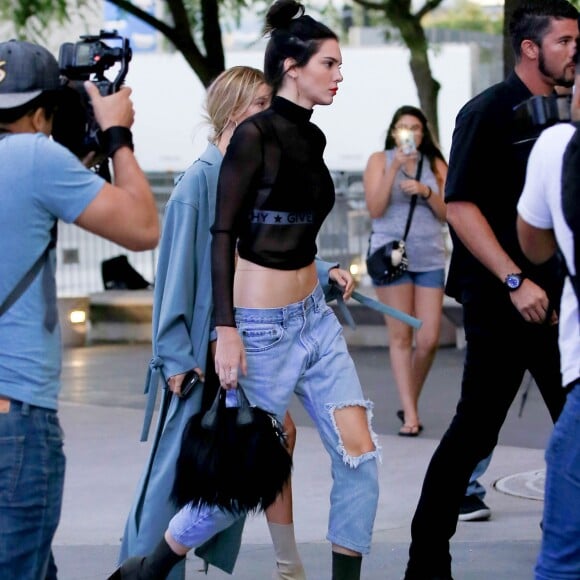 Kendall Jenner se promène à Los Angeles le 6 aout 2016.